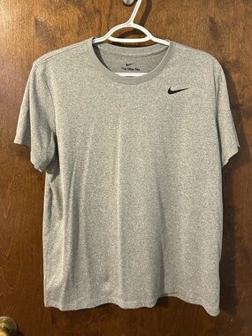Nike Women’s Heather Gray Short Sleeve Athletic Tee